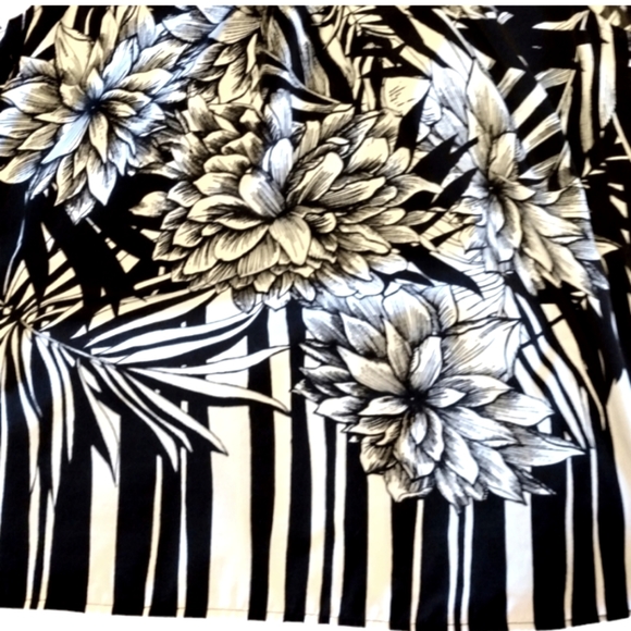 CHICO'S FLORAL B&W TANK TOP BLOUSE SIZE 1 - Picture 3 of 8